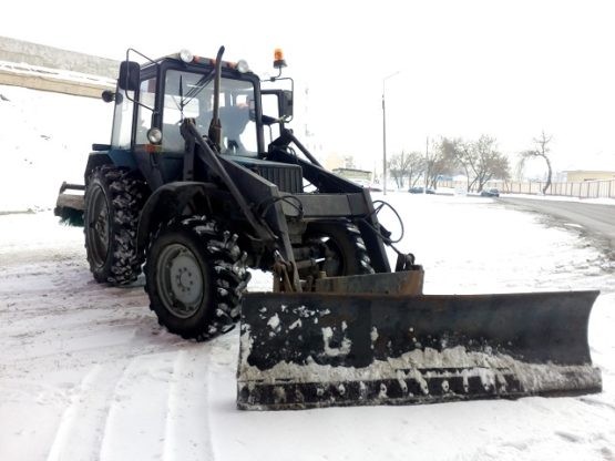 Трактор Беларус 82.1 МТЗ с отвалом и щеткой для уборки снега
