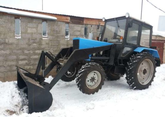 Трактор МТЗ Беларус 82 с ковшом для уборки снега