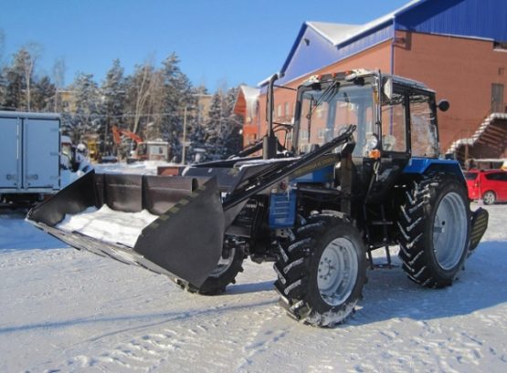 Трактор МТЗ Беларус 82 с ковшом для уборки снега в Москве