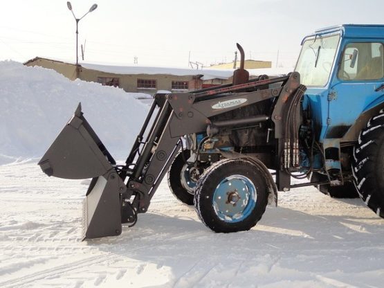 Трактор МТЗ Беларус с челюстным (погрузочным) ковшом