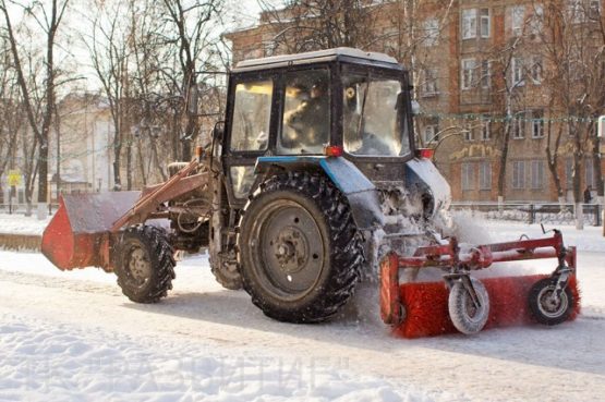 Уборка снега трактором в Москве